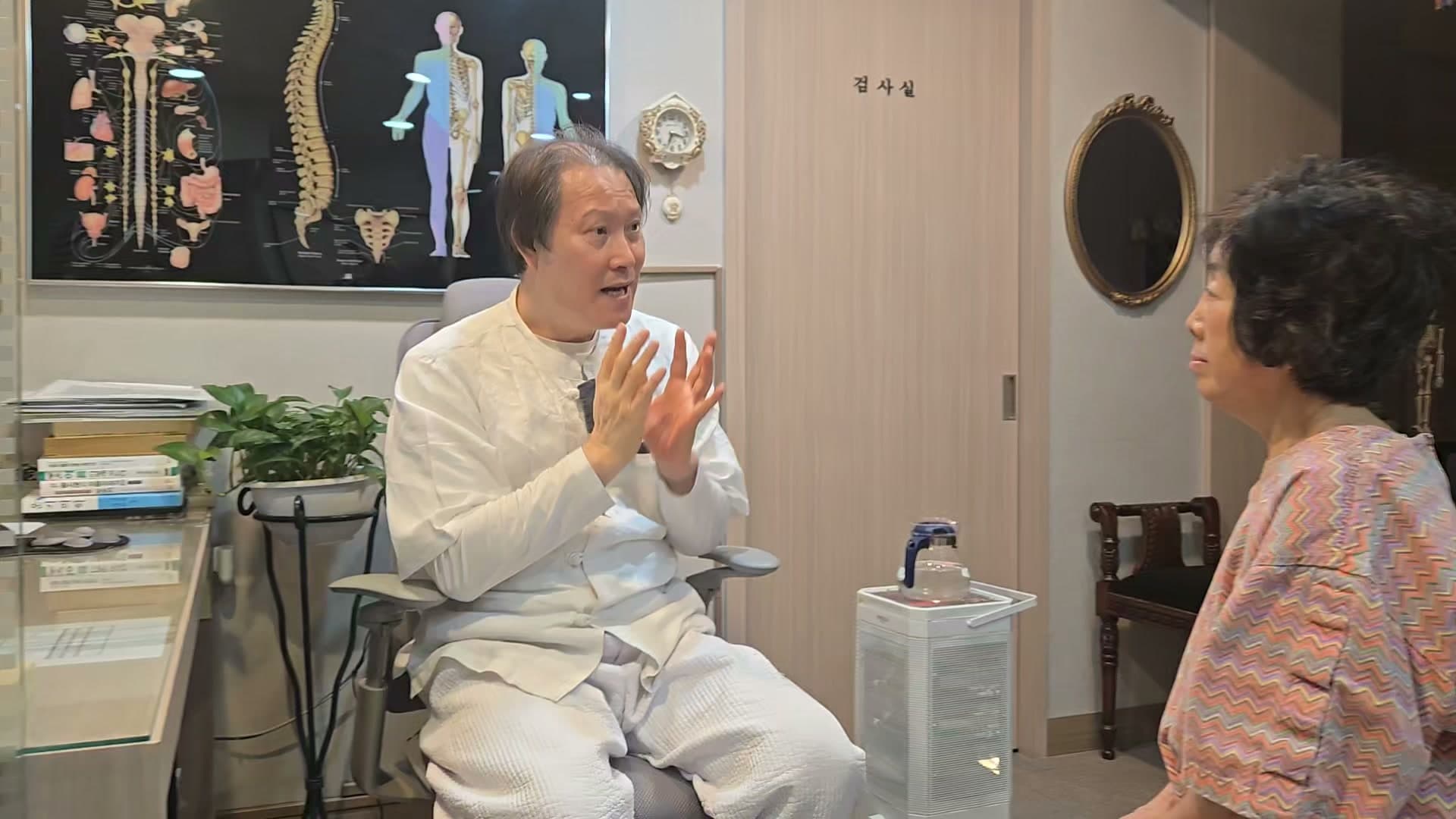 진료실에서 의료진과 환자가 발목 부상과 치료 경과에 관해 이야기하는 장면