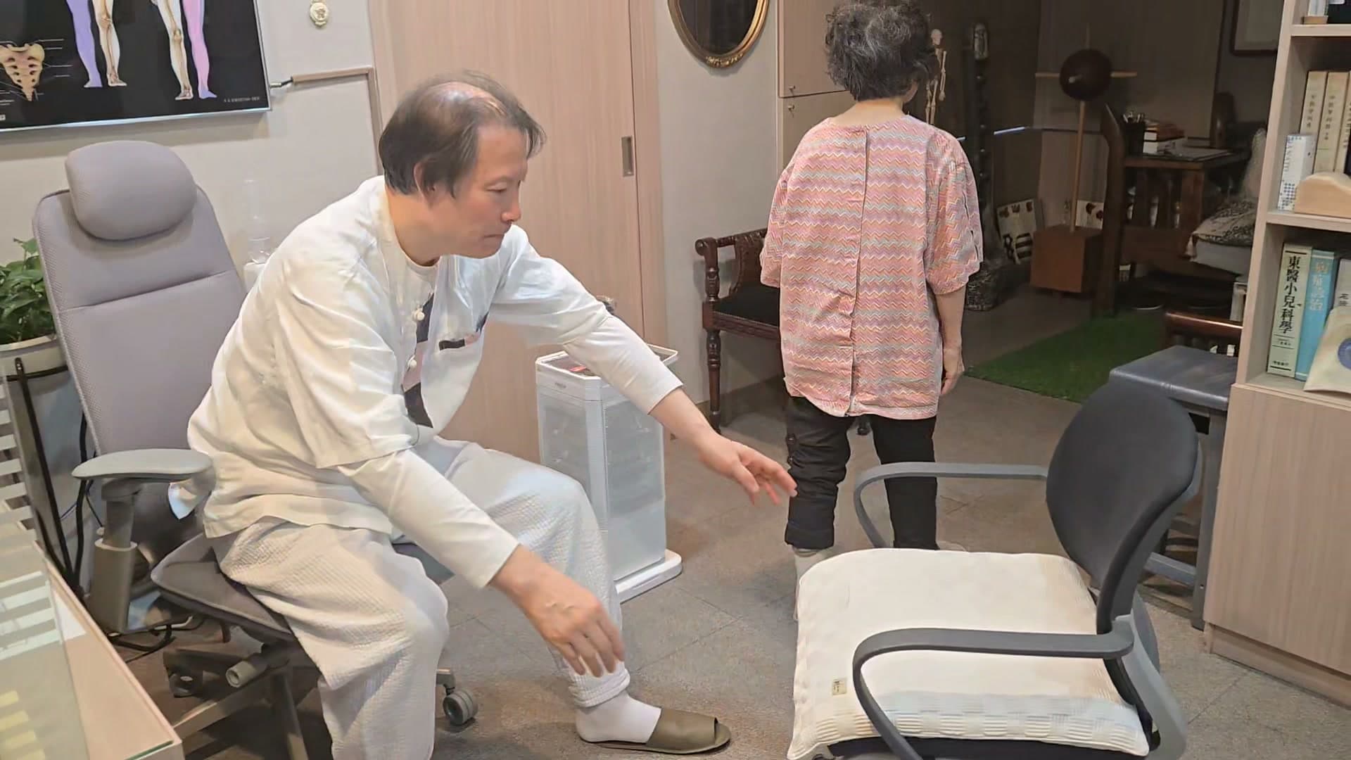 발목을 감싼 환자가 진료실 안을 직접 걸으며 당시 상태를 확인하는 장면