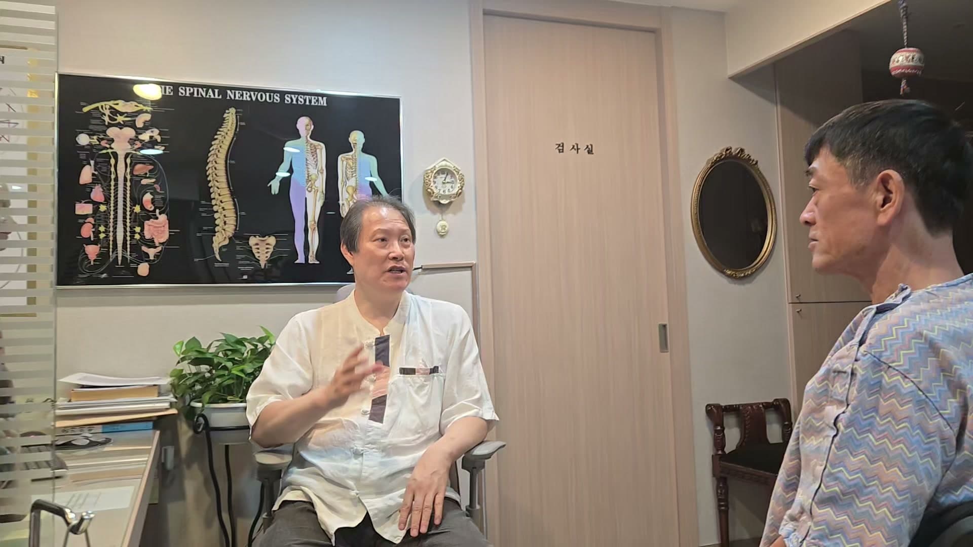 진료실에서 의료진과 환자가 숨참과 보행 제한, 치료 중 느낀 변화에 관해 이야기하는 장면