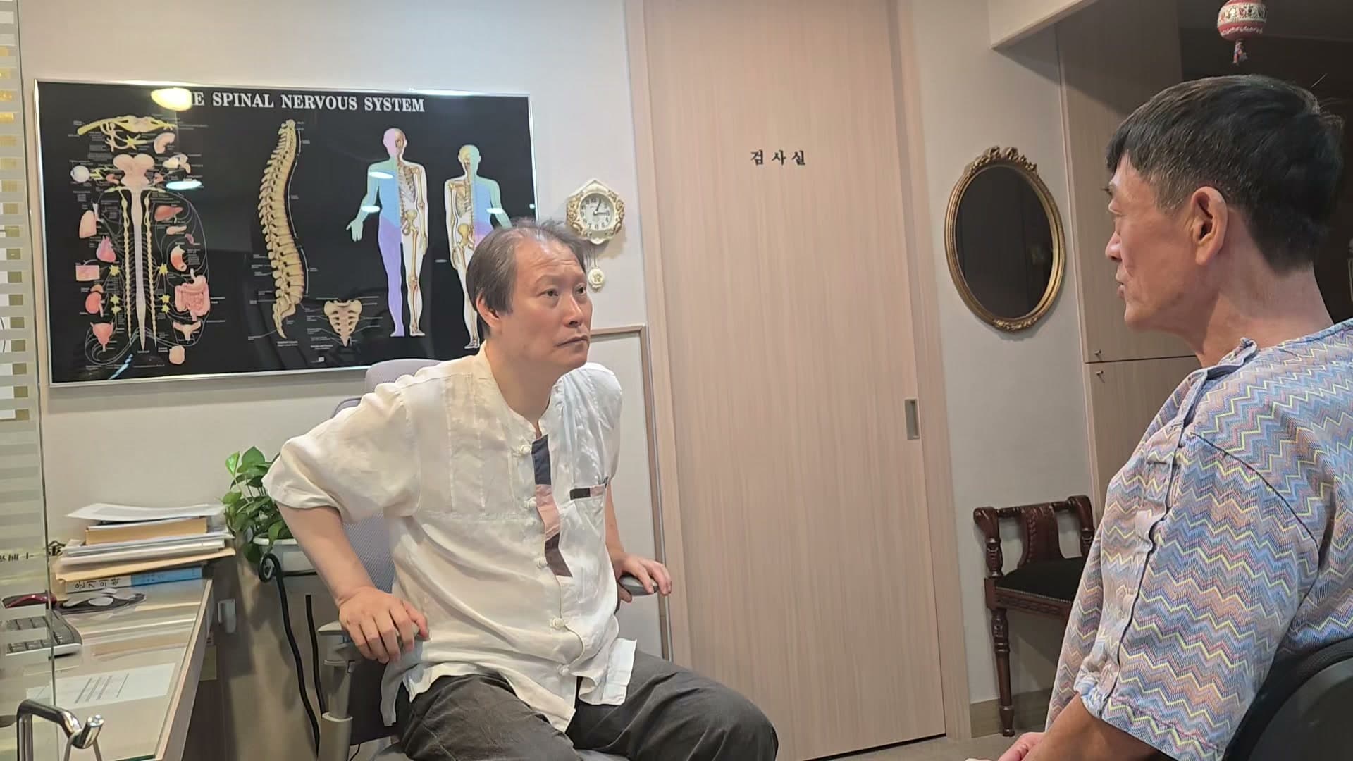 환자가 진료실에서 내원 전 숨참과 보행 제한을 의료진에게 설명하는 장면