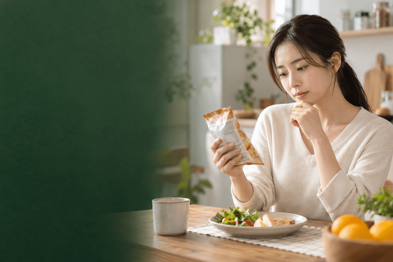 음식 알레르기가 있는 사람이 식품 성분표를 확인하는 일상을 표현한 AI 생성 예시 이미지. 실제 사례 환자가 아닙니다.