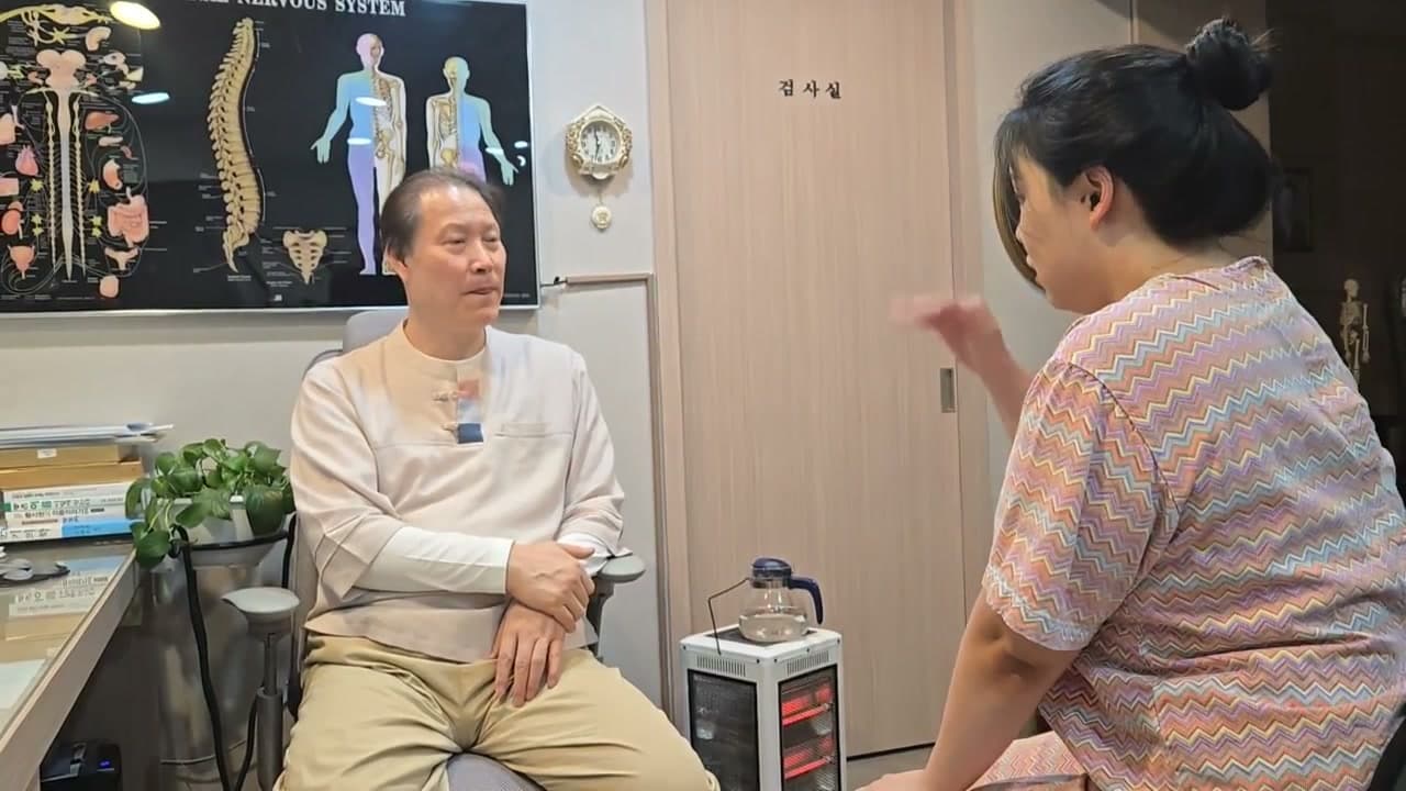 환자가 손동작으로 이전과 최근의 음식 관련 알레르기 반응 정도를 비교해 설명하는 장면