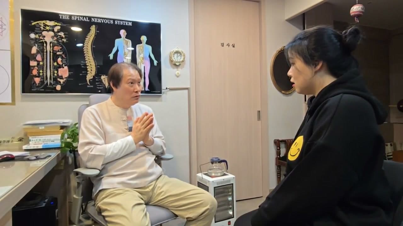 진료실에서 의료진과 환자가 약 20년간 반복된 음식 관련 알레르기 반응을 상담하는 장면