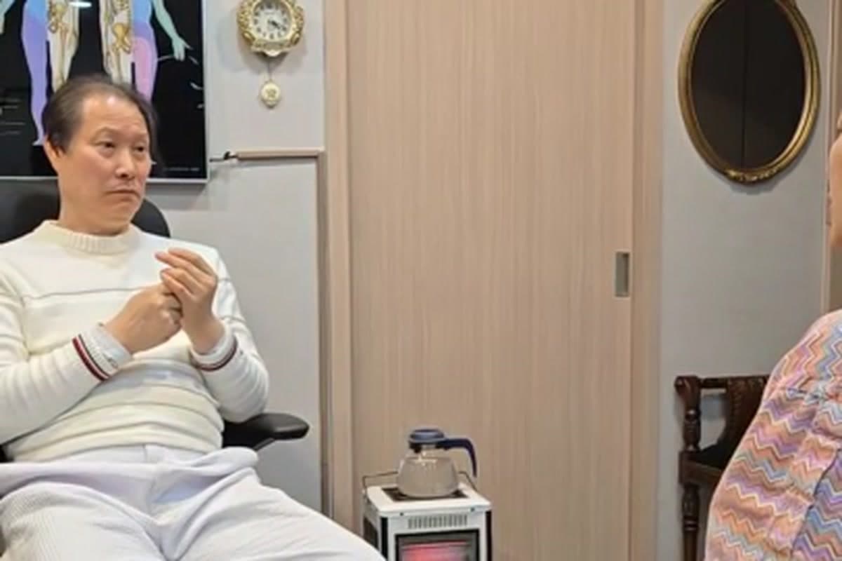 환자가 의료진에게 복부 팽만과 가스의 변화를 손짓으로 설명하는 인터뷰 장면