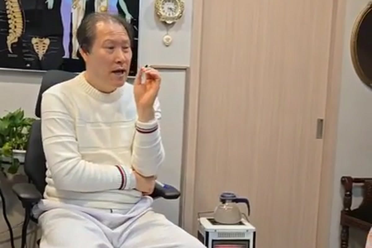 진료실에서 의료진과 환자가 위장 증상과 치료 경과에 관해 이야기하는 인터뷰 장면