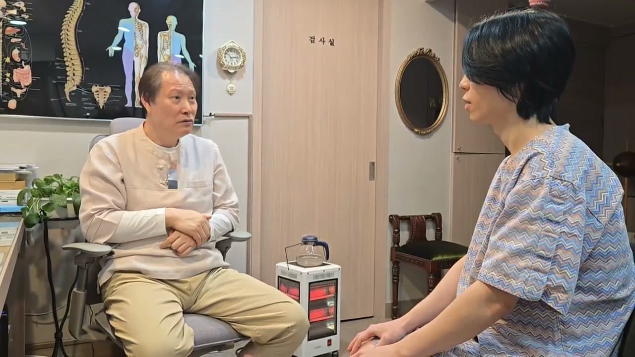교정 치료 직후 환자가 양손을 무릎 위에 두고 당시 손의 상태를 설명하는 장면