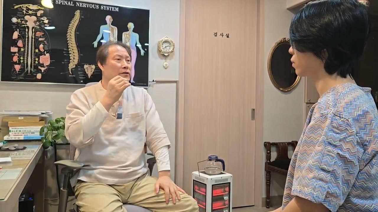 진료실에서 의료진과 환자가 오래 이어진 손떨림과 치료 직후 상태에 관해 이야기하는 장면