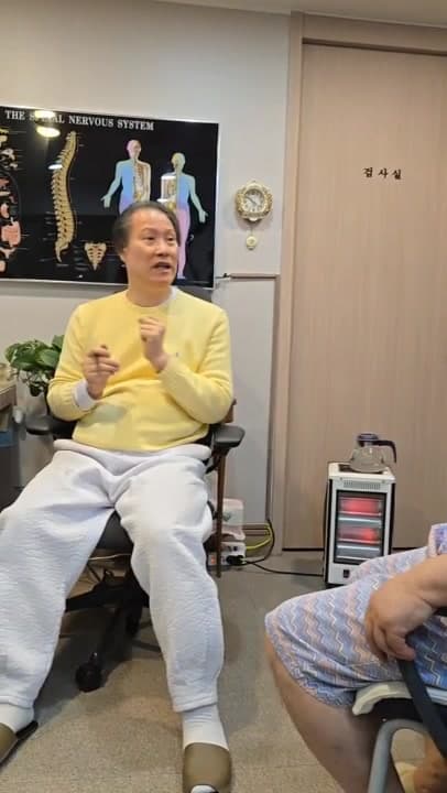 진료실에서 의료진과 환자가 30년간 이어진 속쓰림과 음식 섭취의 불편을 상담하는 장면
