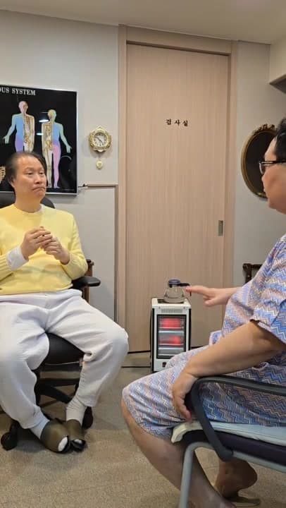 환자가 손동작으로 속쓰림을 달래기 위해 음식을 찾던 상태와 치료 뒤 밤사이 경과를 설명하는 장면