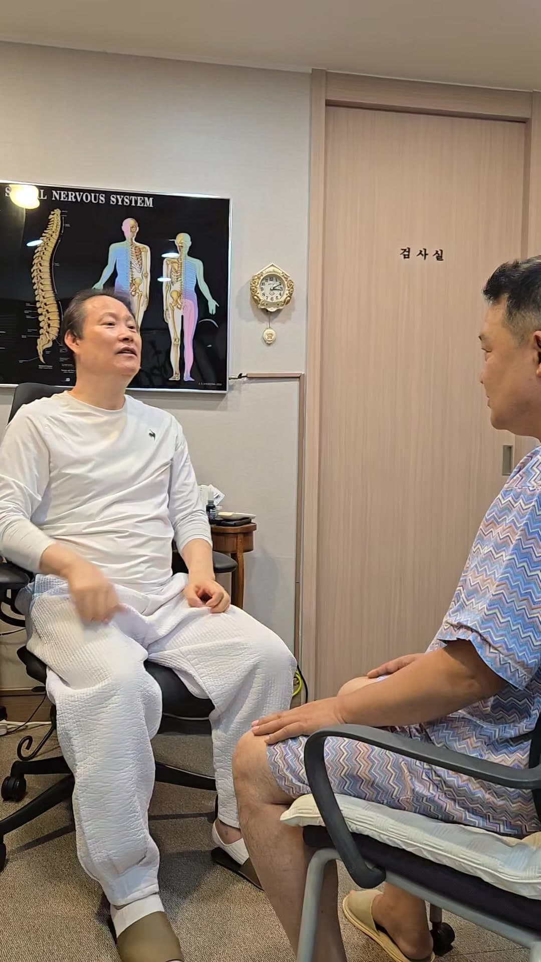 진료실에서 의료진과 환자가 뇌수두증 수술 뒤 발생한 시야와 보행 불편을 상담하는 장면