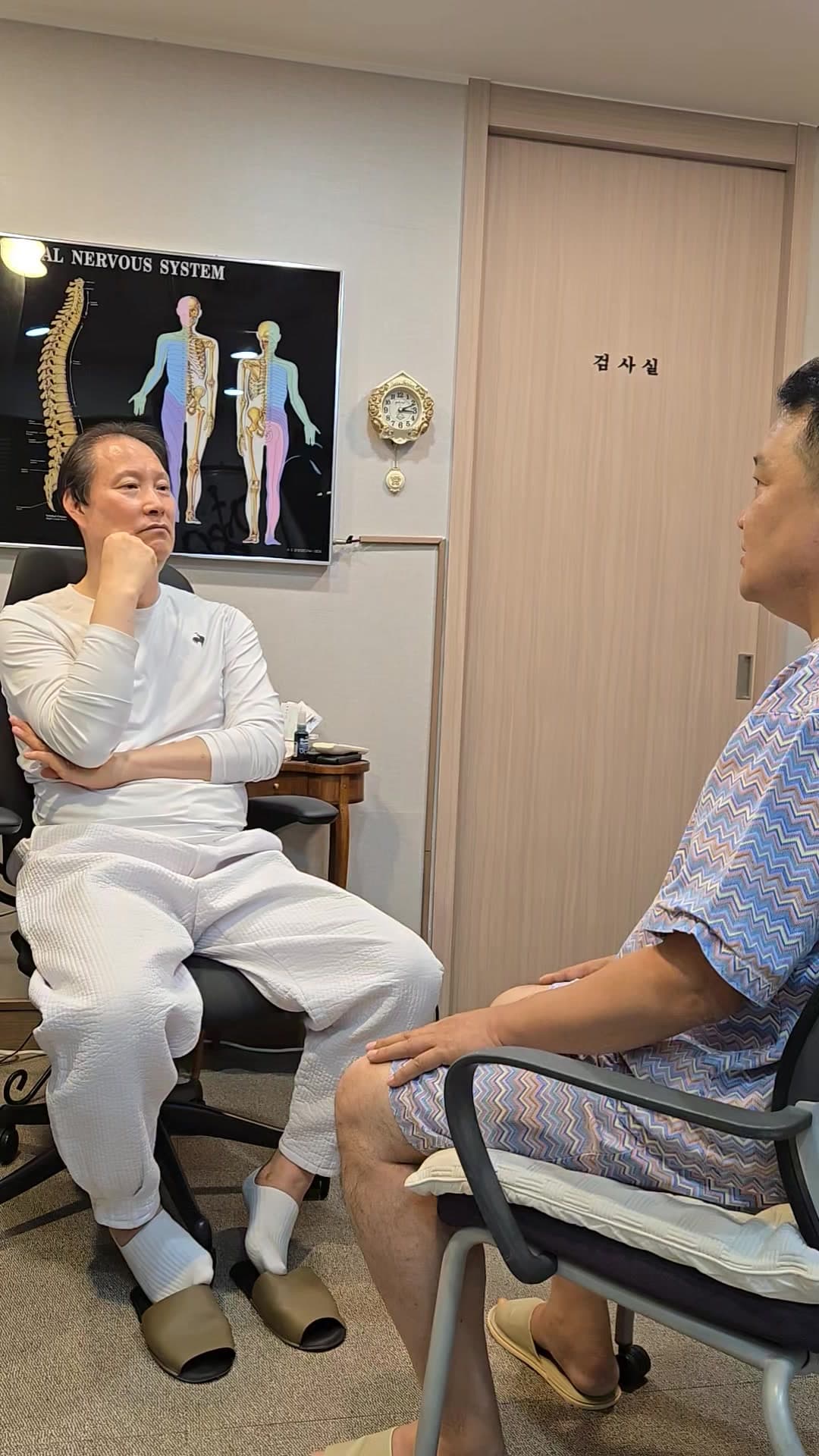 환자가 첫 치료 직후 느낀 눈과 머리 및 보행 상태를 의료진에게 설명하는 장면