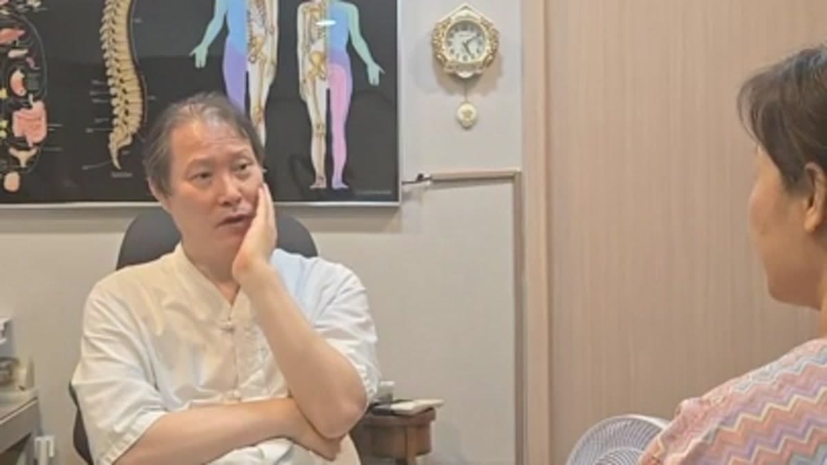 환자가 의료진과 인터뷰 당일의 혈압 기록을 이야기하는 장면