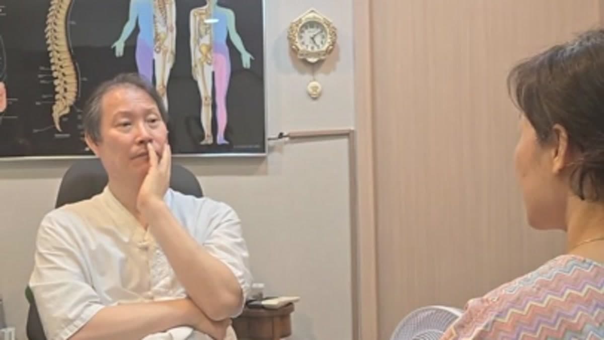 진료실에서 의료진과 환자가 마주 앉아 혈압 관리 경과에 관해 이야기하는 인터뷰 장면