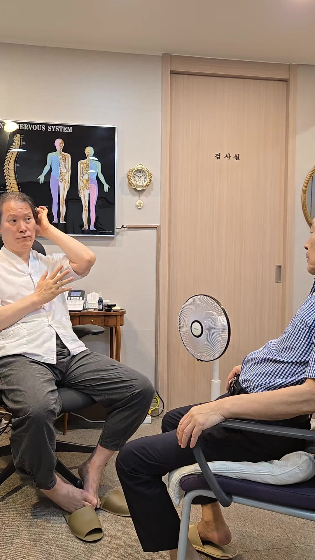 환자가 의료진과 수혈 뒤 헤모글로빈 수치 변화에 관해 상담하는 장면