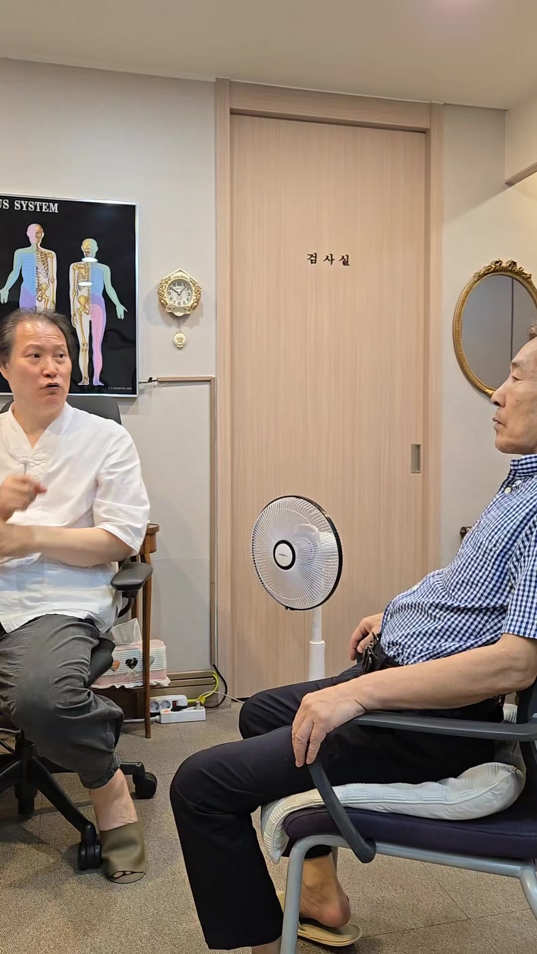 진료실에서 의료진과 환자가 골수이형성증후군과 수혈 및 혈액검사 경과를 상담하는 장면