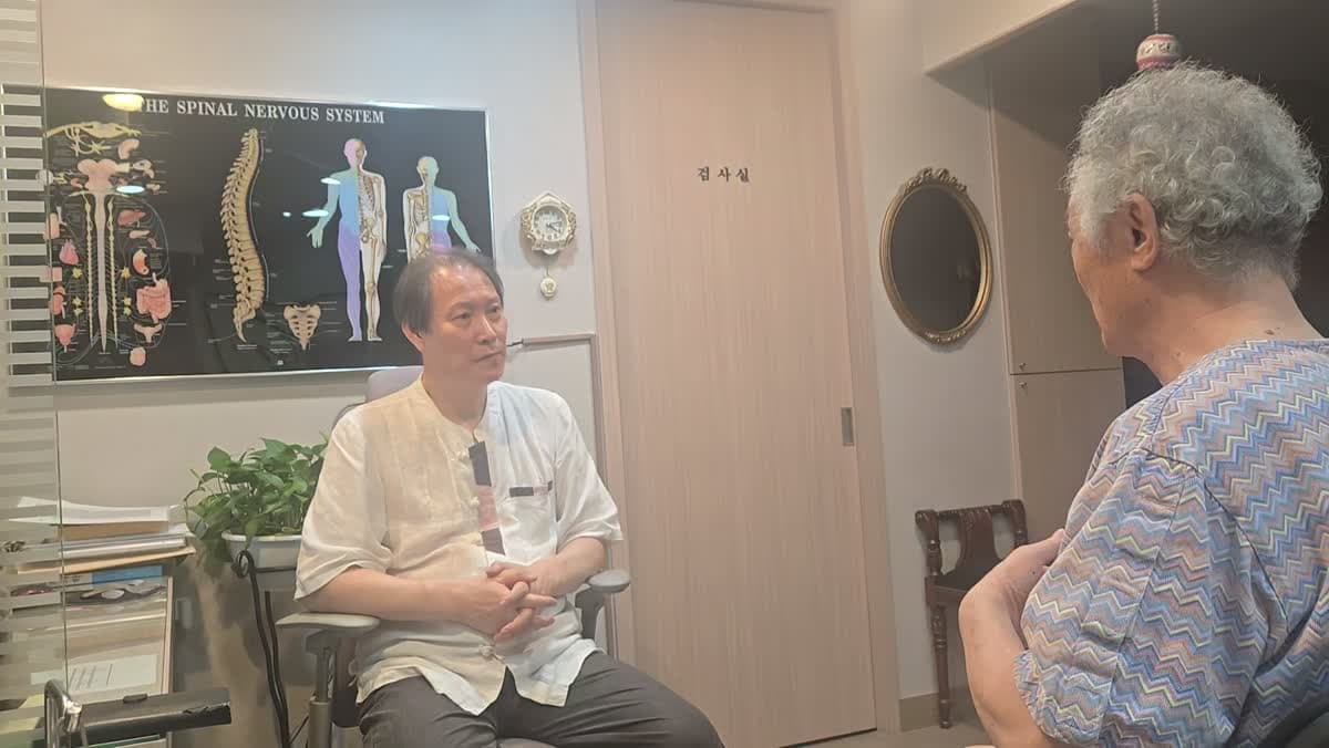 환자가 치료 이후 느낀 변화를 의료진에게 설명하는 인터뷰 장면