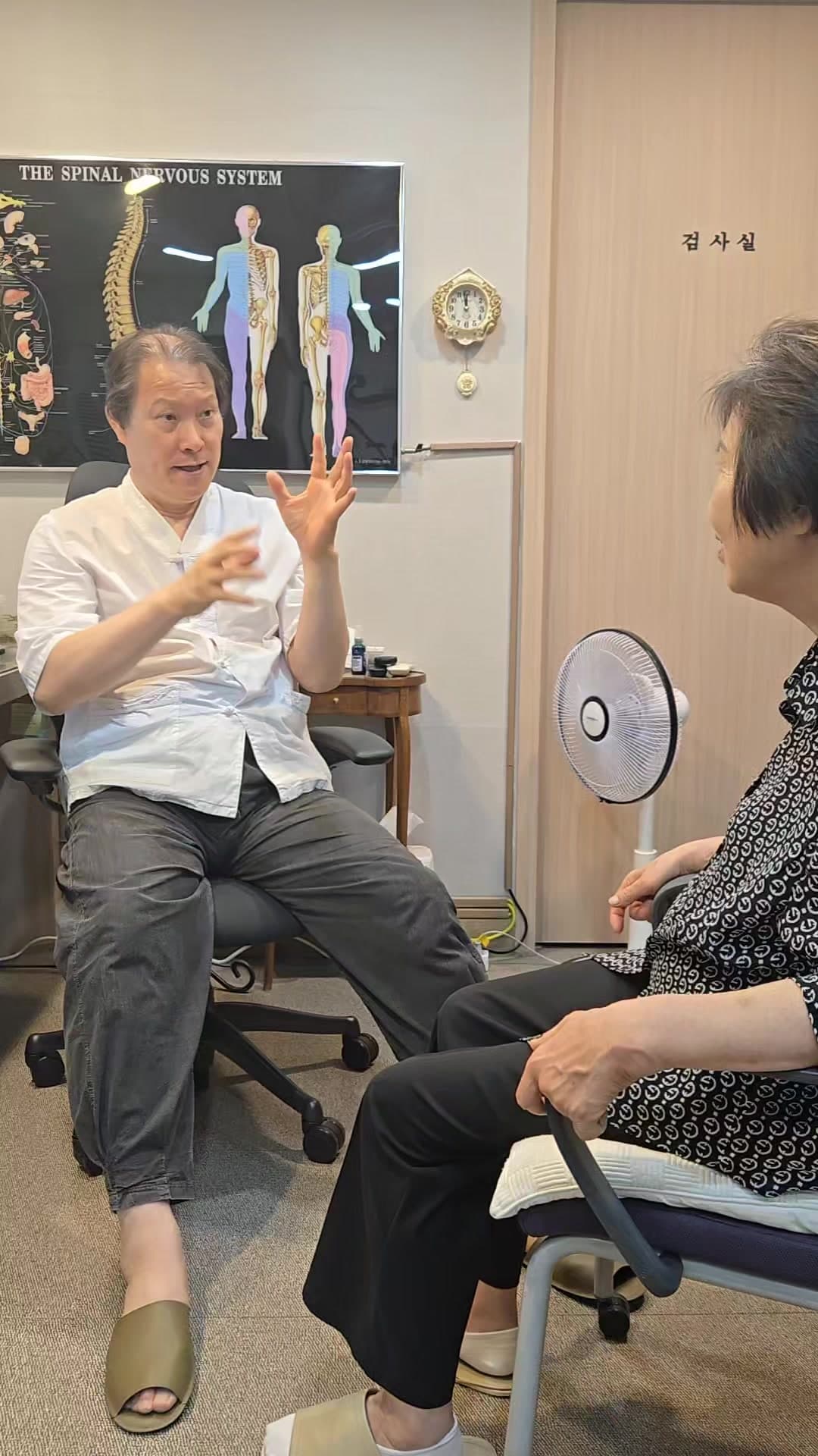 진료실에서 의료진과 환자가 대상포진 뒤 오래 지속된 통증과 무릎 불편을 상담하는 장면