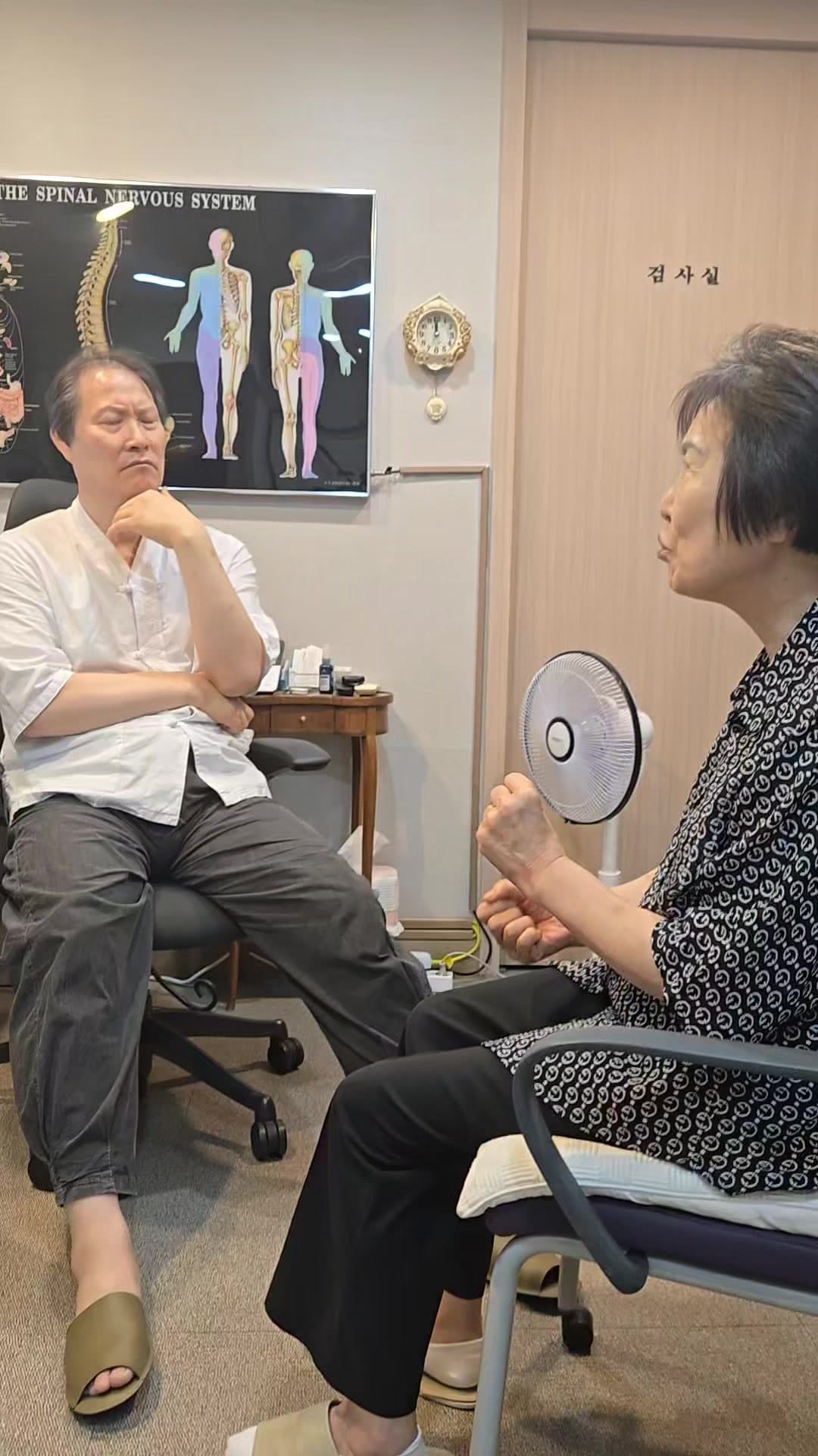 환자가 손동작으로 칼이나 송곳으로 찌르는 듯했던 통증과 치료 4회 뒤 상태를 설명하는 장면