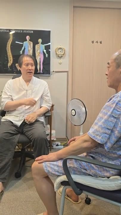 진료실에서 의료진과 환자가 왼쪽 눈의 급격한 시력 저하와 안과 진료 이력을 상담하는 장면