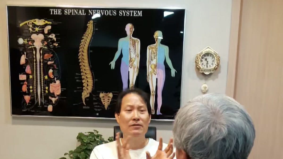 환자와 의료진이 한약 복용 후 6~7개월간의 체중 유지 상태를 이야기하는 추적 인터뷰 장면