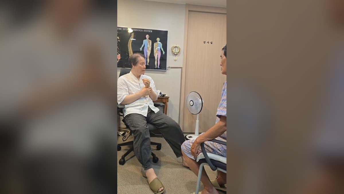 환자가 침 치료 2회 후 느낀 어지러움의 변화를 의료진에게 설명하는 인터뷰 장면