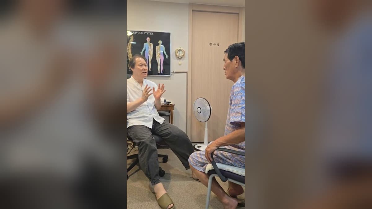 진료실에서 의료진과 환자가 어지러움과 통증 경과에 관해 이야기하는 인터뷰 장면
