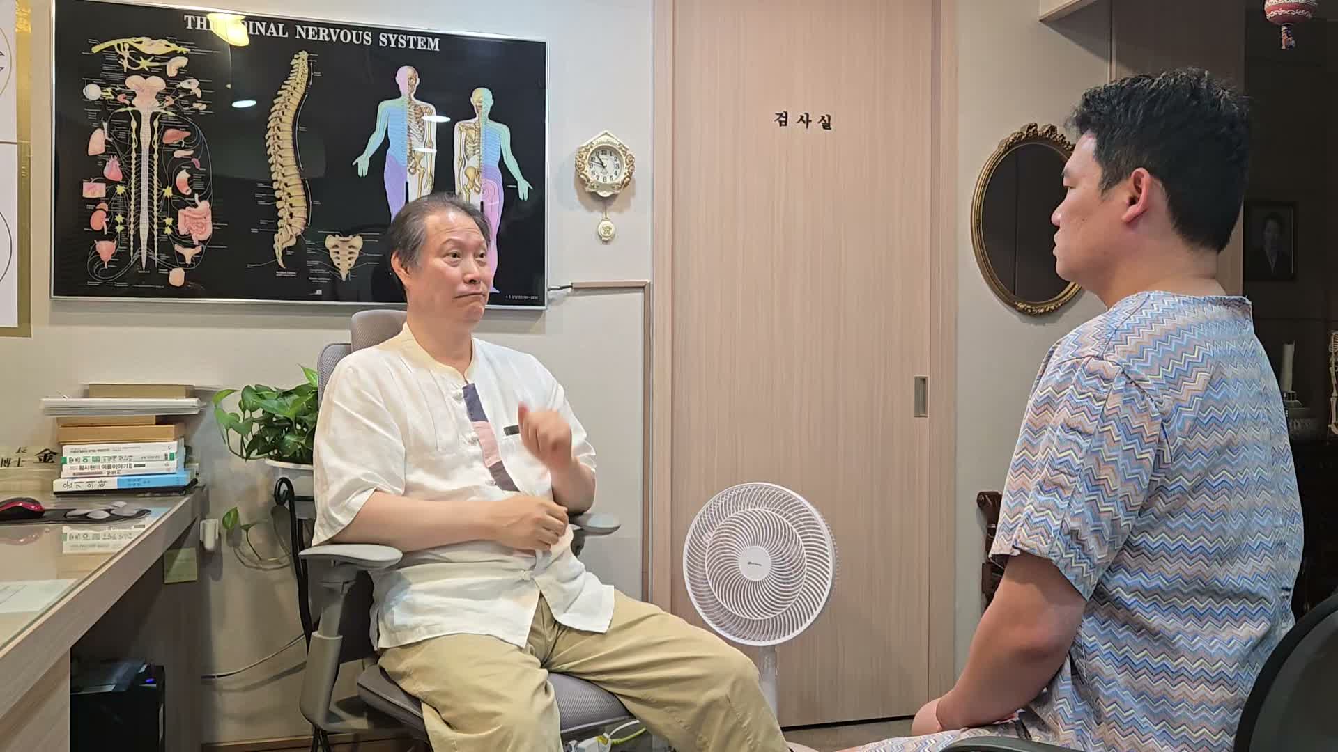환자가 의료진에게 첫 치료 직후 얼굴 떨림과 당김에 관해 답하는 장면