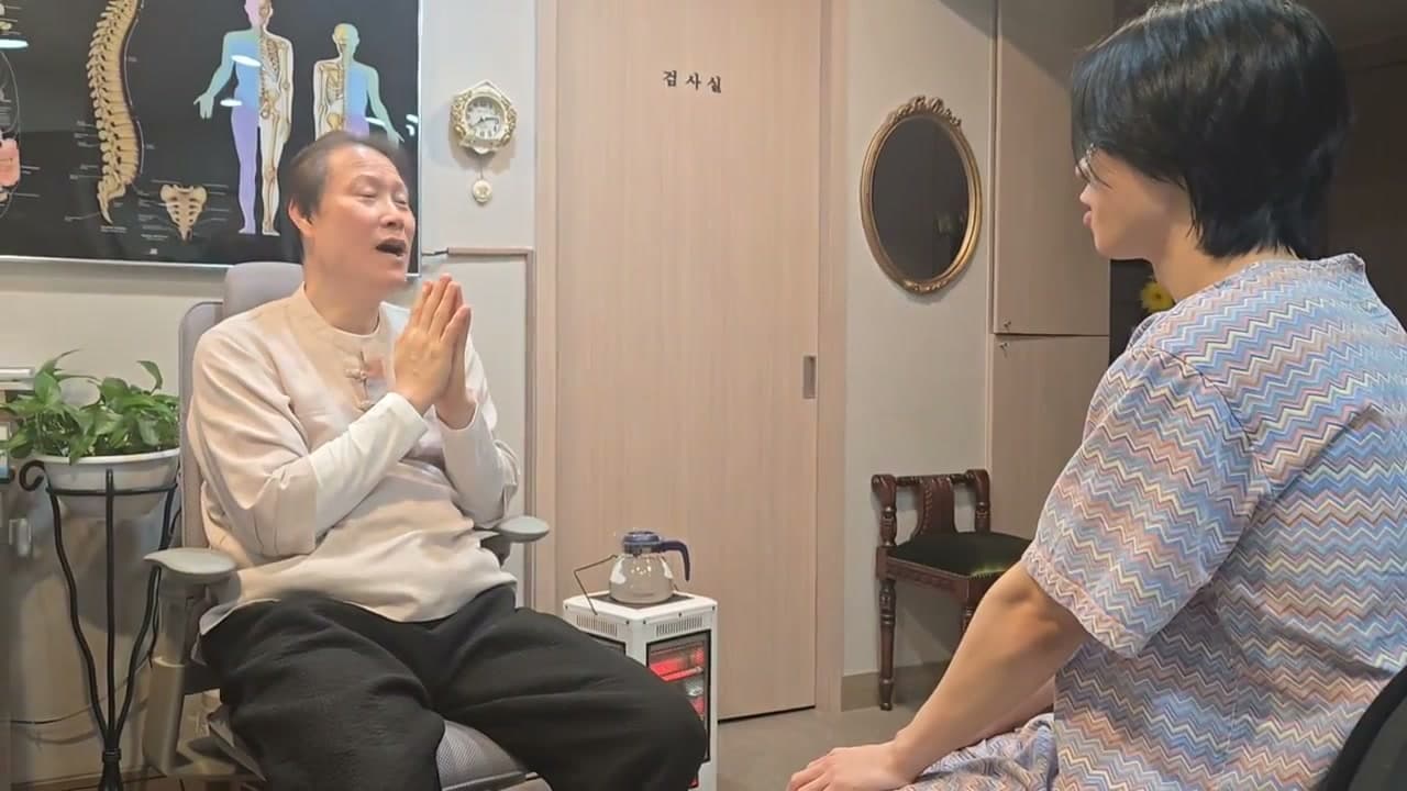 진료실에서 의료진과 환자가 반복되는 설사의 유발 상황과 경과를 이야기하는 장면