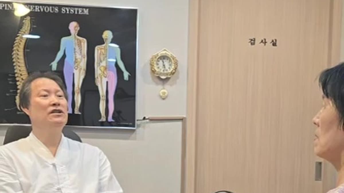 진료실에서 의료진과 환자가 마주 앉아 왼쪽 무릎 불편에 관해 이야기하는 장면