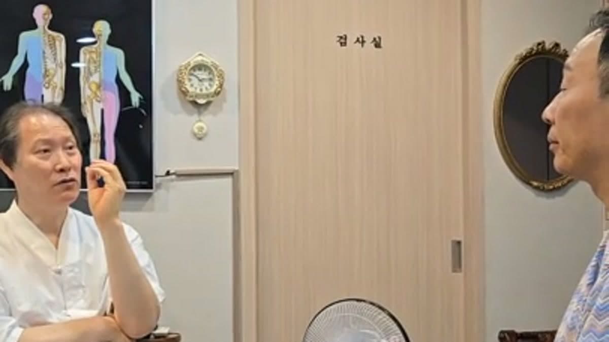 두 번째 침 치료 후 느낀 코 상태의 변화를 환자와 의료진이 이야기하는 장면