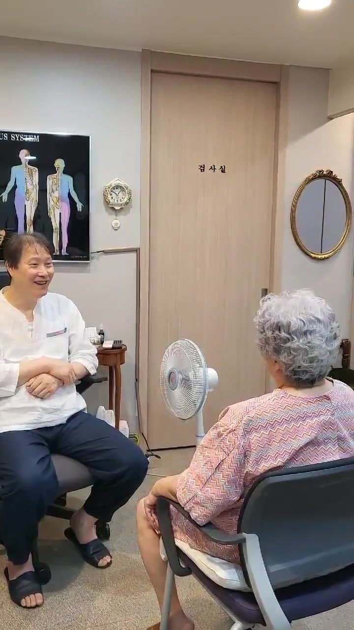 환자가 의료진에게 대학병원에서 들은 허리 수술과 지팡이 사용에 관한 설명을 이야기하는 장면